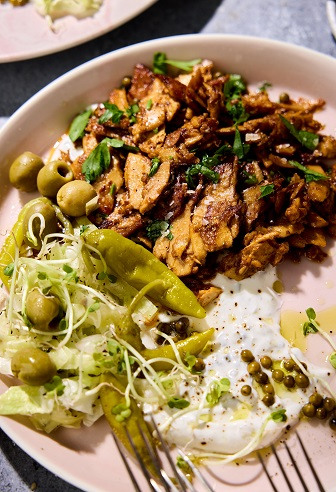 Dönerteller mit veganem Chicken Kebab und Minz-Dip Dönerteller mit veganem Chicken Kebab und Minz-Dip