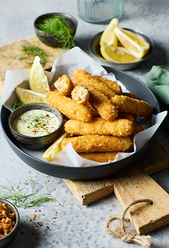 vegane Chicken Sticks Cheese Style mit verschiedenen Dips vegane Chicken Sticks Cheese Style mit verschiedenen Dips