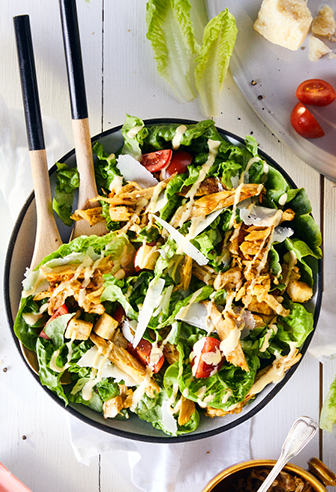 Knackiger Caesar Salad mit endori veganem Chicken Natur Knackiger Caesar Salad mit endori veganem Chicken Natur