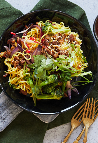 Asia-Nudelpfanne mit endori veganem Chicken Natur Asia-Nudelpfanne mit endori veganem Chicken Natur