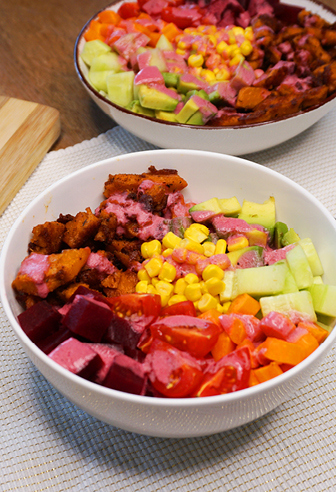 Regenbogen-Bowl mit veganem Chicken Natur Regenbogen-Bowl mit veganem Chicken Natur